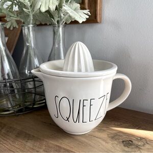 Rae Dunn ivory White Ceramic Citrus Juicer “Squeeze”. NEW!🔥🔥🔥🔥🔥👜